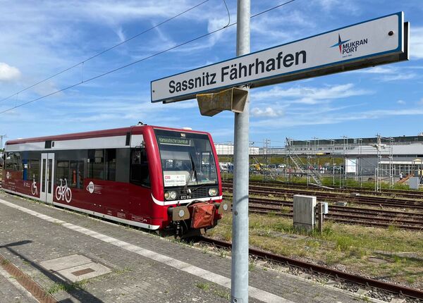 Train RE27 arriving at Sassnitz ferry port
