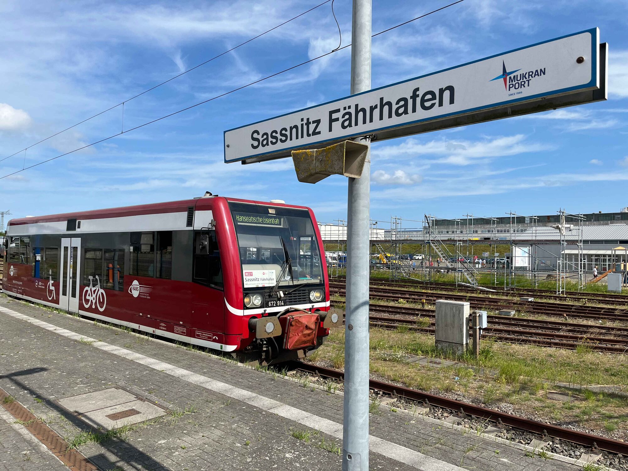 Einfahrender Zug RE27 Fährhafen Sassnitz